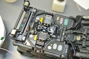 Fusionneuse de fibre optique en cours d'utilisation