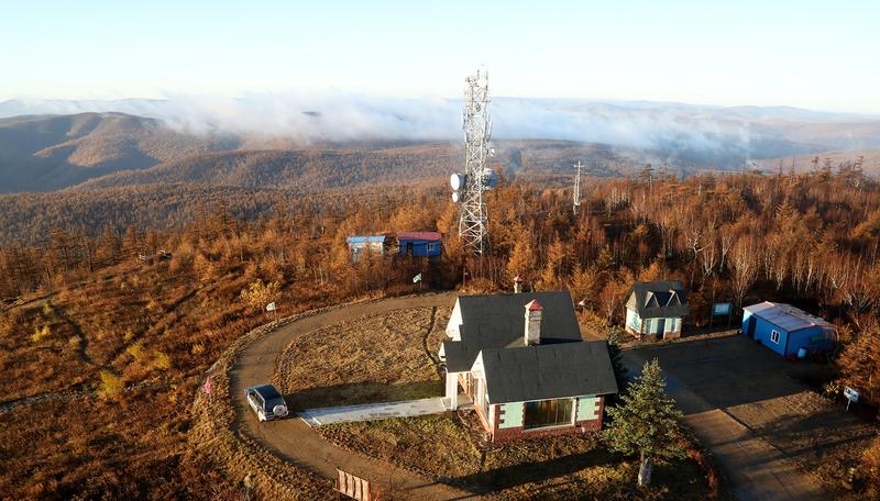 Site de télécommunication en région, avec tour et bâtiments techniques