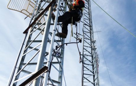 Technicien en hauteur sur une tour de télécommunication